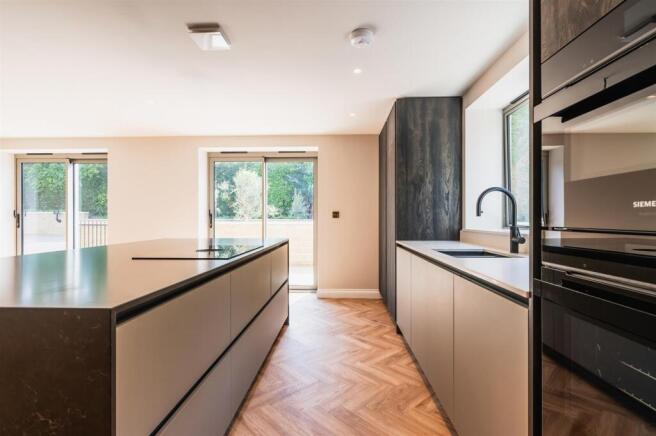 3 bed Apartment for sale Image 6