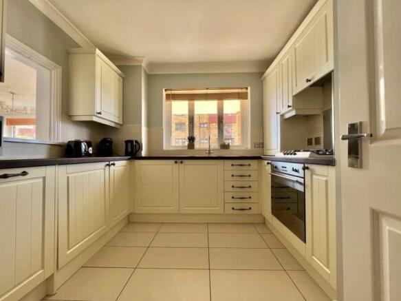 Fully fitted kitchen