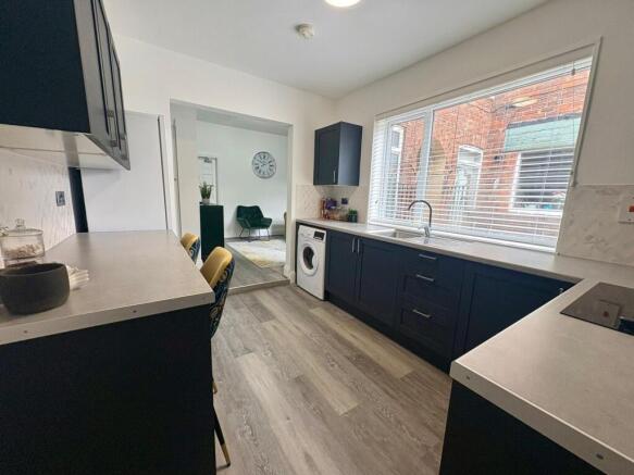 4 bed House to rent Image 5