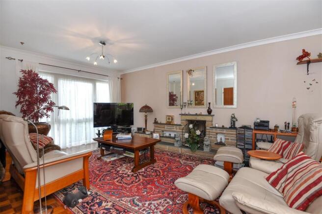 LIVING/DINING ROOM
