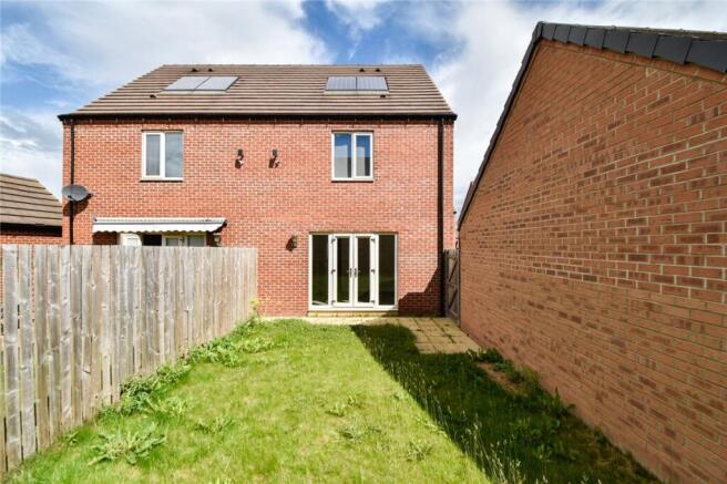 3 bed Semi-Detached to rent Image 12