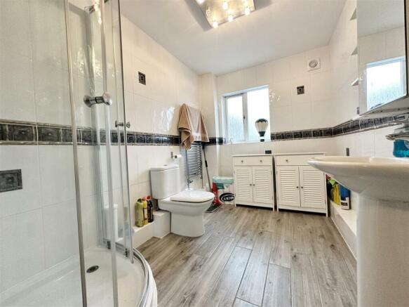 BATHROOM/WC