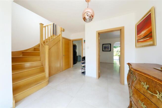 Broadwood Avenue, Ruislip photo 4