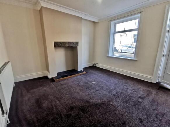2 bed Terraced to rent Image 5