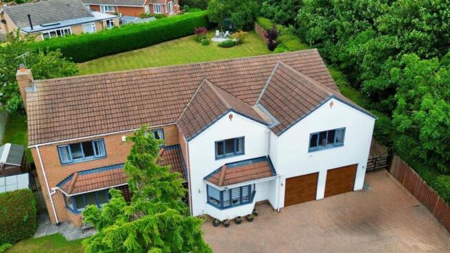 5 bed Detached for sale Image 11