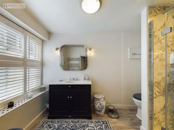 Bedroom 2 en suite.jpg