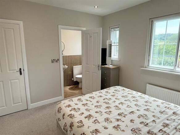 3 bed Town House for sale Image 12