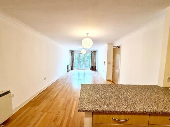 2 bed Apartment to rent Image 4