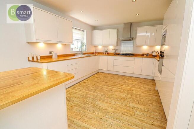 4 bed Detached for sale Image 5