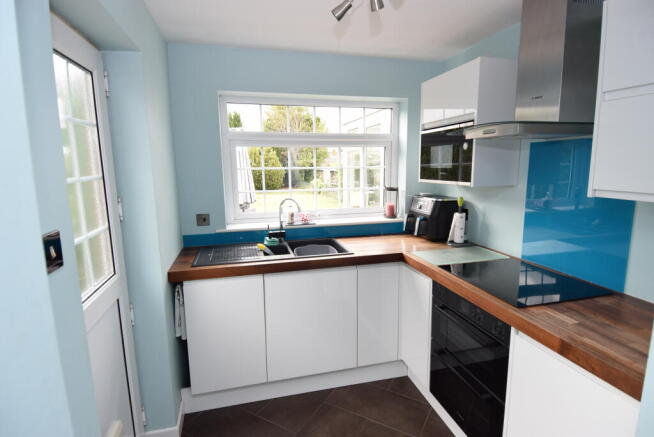 London Road, Amesbury, SP4 7DY photo 4