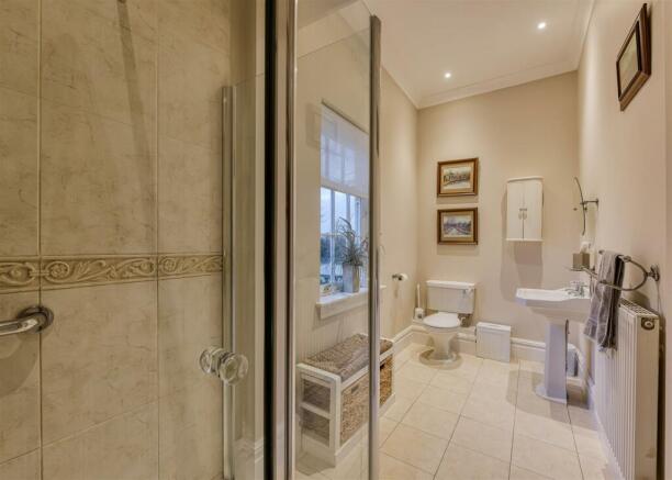 Lea House-bed3 ensuite.jpg