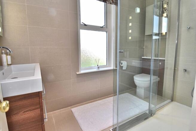 LUXURY SHOWER ROOM