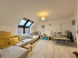 5, Oakdene, Gubbins Lane, Romford RM3 0FB