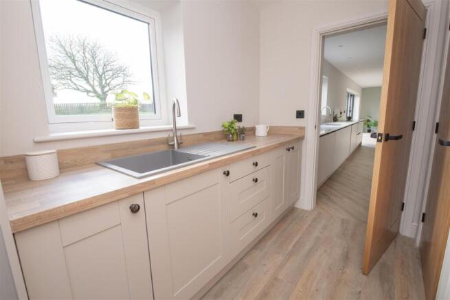 4 bed Detached for sale Image 9