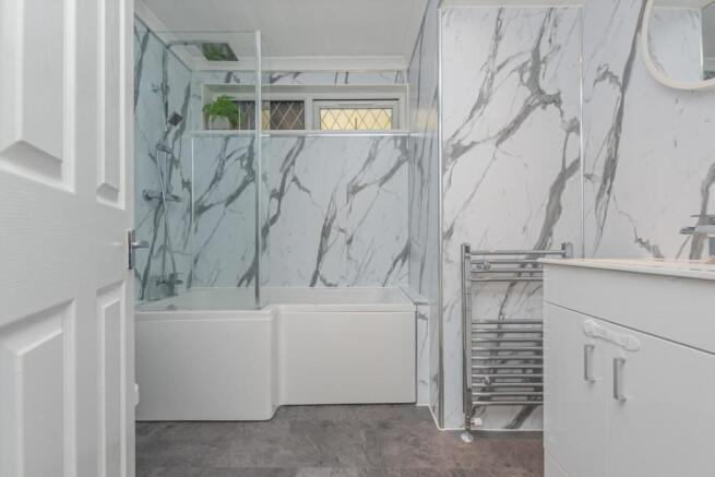 17. Bathroom (1).jpg