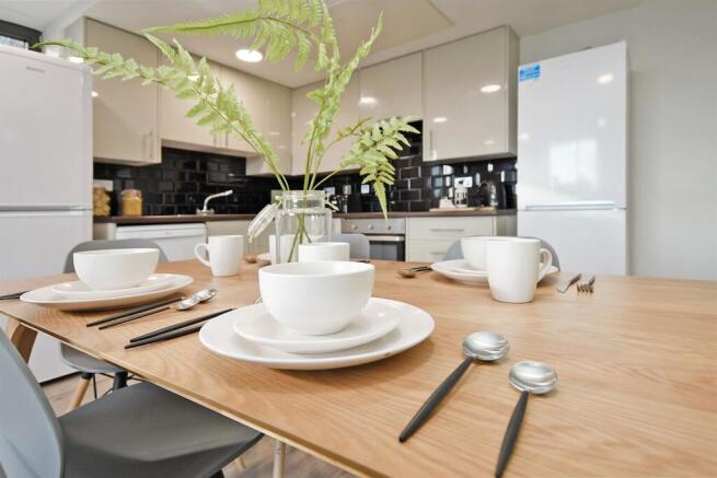 5 bed Apartment to rent Image 10