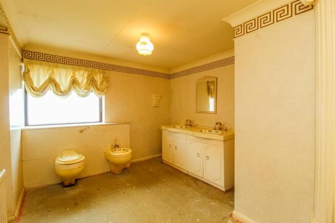 EN SUITE BATHROOM/W.C.