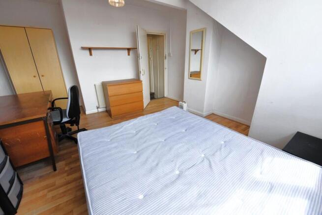 4 bed House to rent Image 11