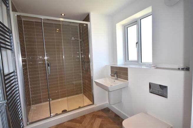 5 bed Detached for sale Image 6