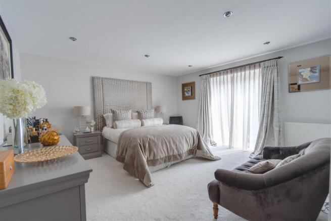 5 bed Semi-Detached for sale Image 11