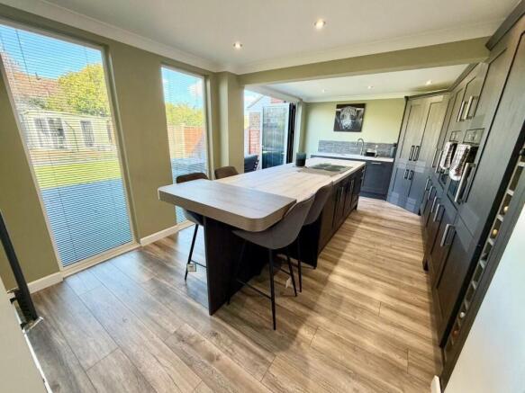 4 bed Detached for sale Image 5