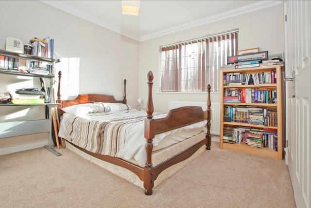 Bedroom 2 (with en-s