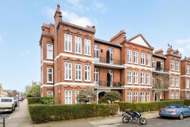 3 Bedroom Flat in Bishops Mansions with Balcony
