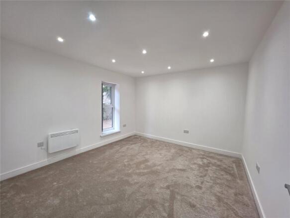 3 bed Apartment to rent Image 10