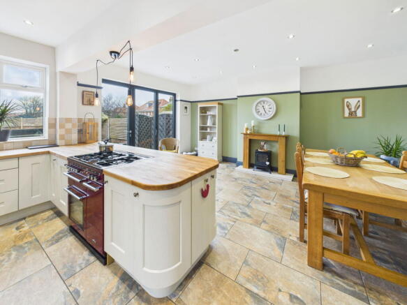 4 bed Semi-Detached for sale Image 8