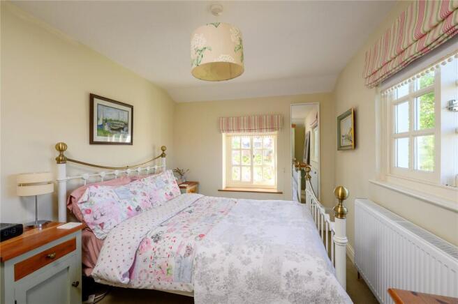 5 bed Detached for sale Image 11