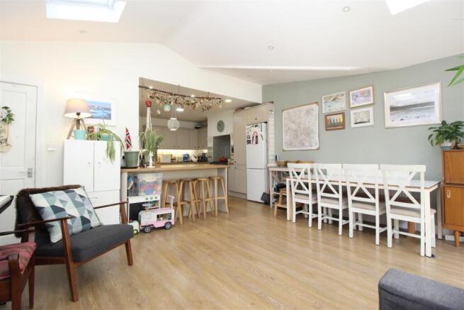 4 bed Semi-Detached to rent Image 7
