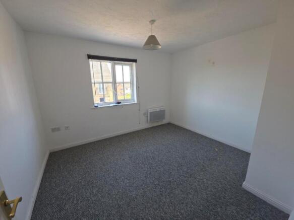 15 Wagstaff Gardens, Dagenham, Essex, RM9 4HQ photo 5