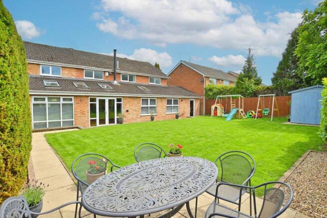5 bed Detached for sale Image 9