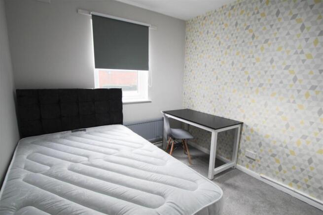 4 bed Flat to rent Image 5