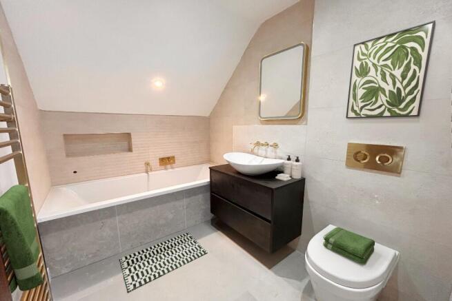 5 bed Detached for sale Image 9