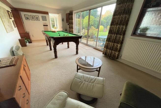 GAMES / FAMILY ROOM