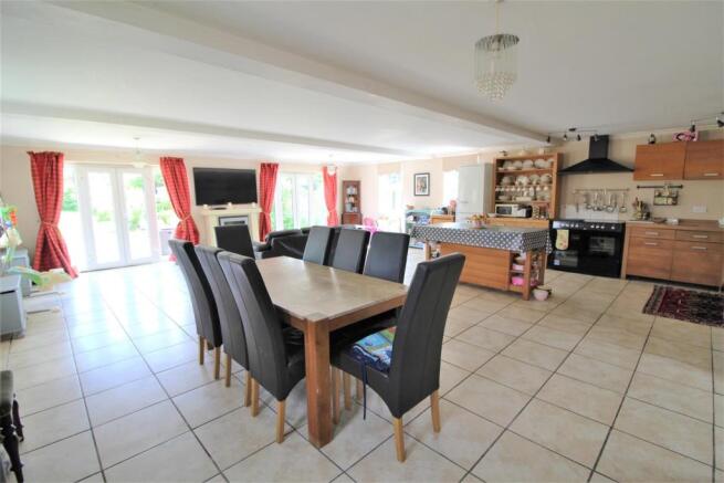 KITCHEN DINING FAMILY ROOM