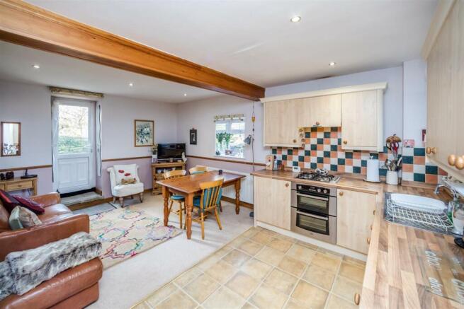 KITCHEN/DINING ROOM