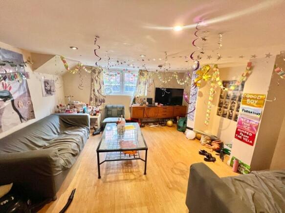 6 bed Terraced to rent Image 9