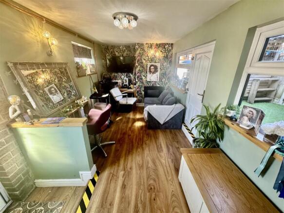 SALON/SITTING ROOM