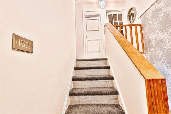 Bright_Hallway_Landing_Up_Light_Grey_Designed__APK