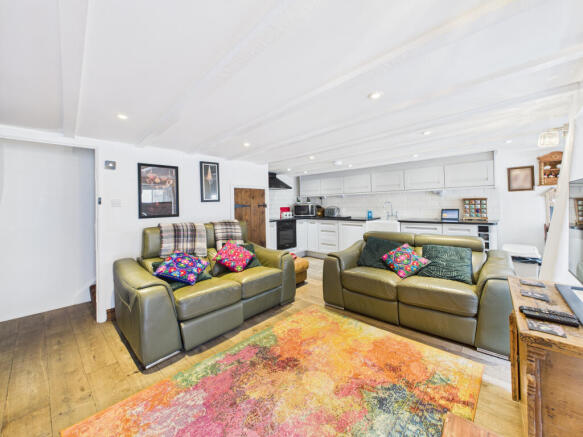 CAM05627G0-PR0034-STILL010