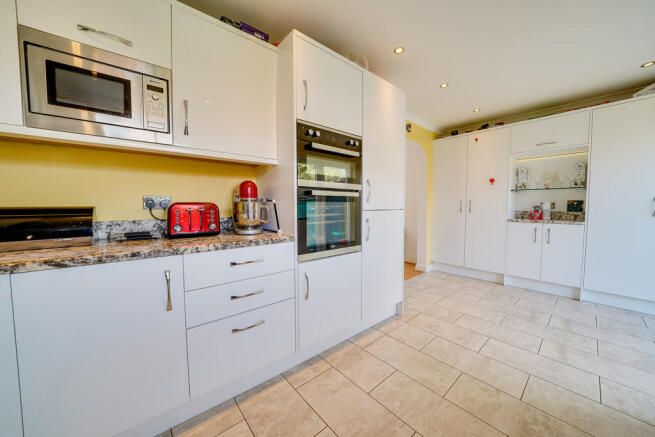 Kitchen/Breakfast...