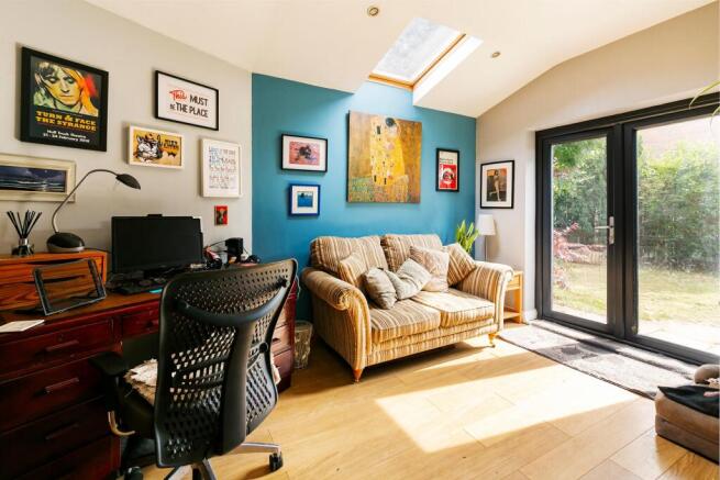 5 bed Detached for sale Image 8