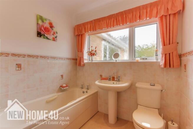 FAMILY BATHROOM: