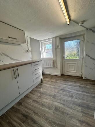 2 bed Terraced to rent Image 4