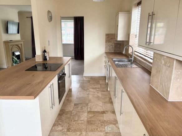 3 bed Detached to rent Image 5