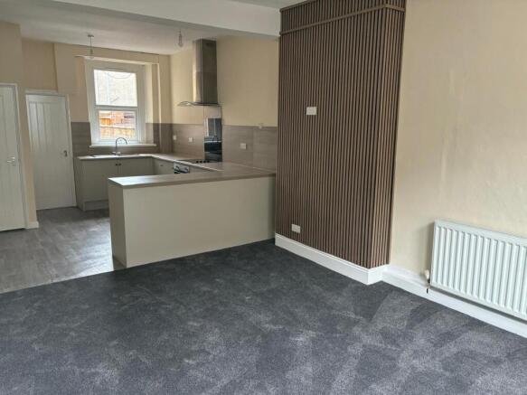 Lounge/dining/kitchen