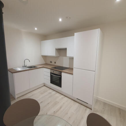 2 bed Apartment to rent Image 5