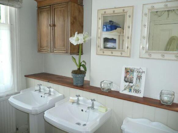 Bathroom 1 Extra Pho